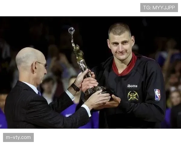 约基奇赛季场均接近三双 中锋策应能力重塑体系